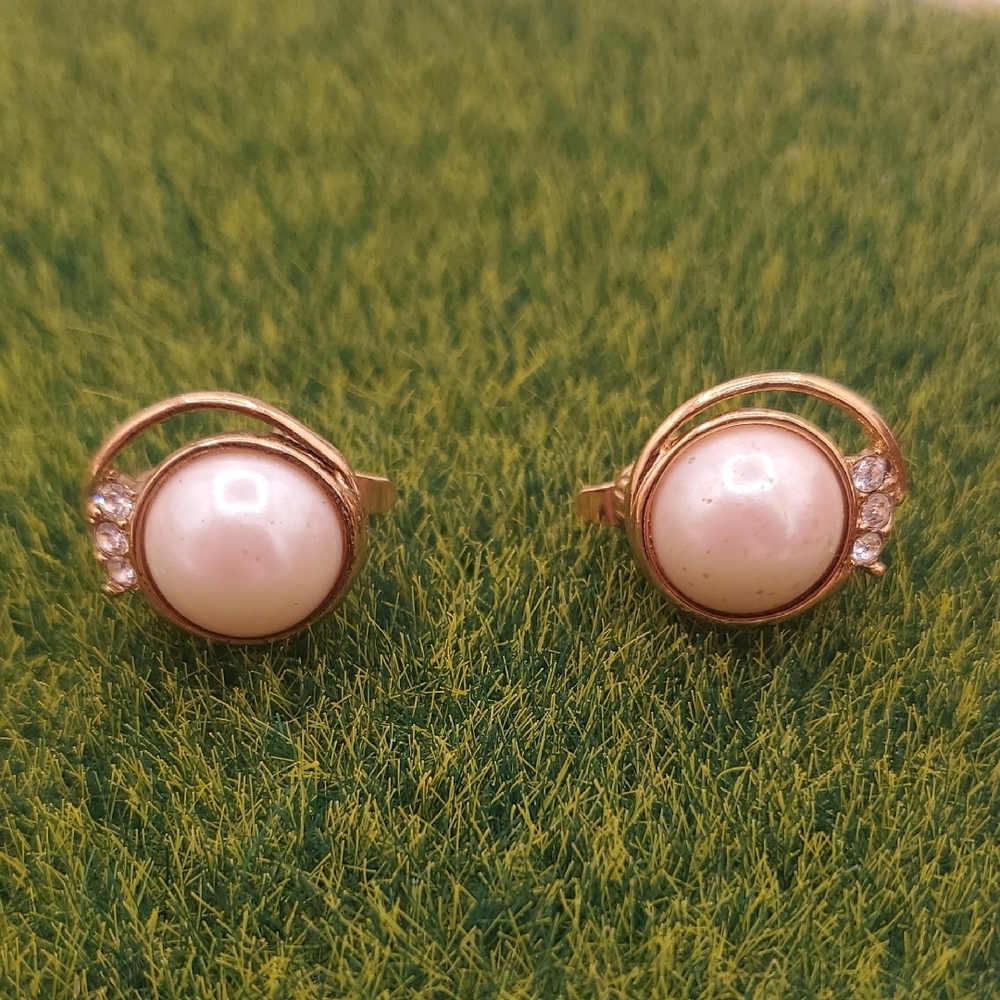 Elegant Gold Tone and Pearl Crystal Clip On  Earrings E874